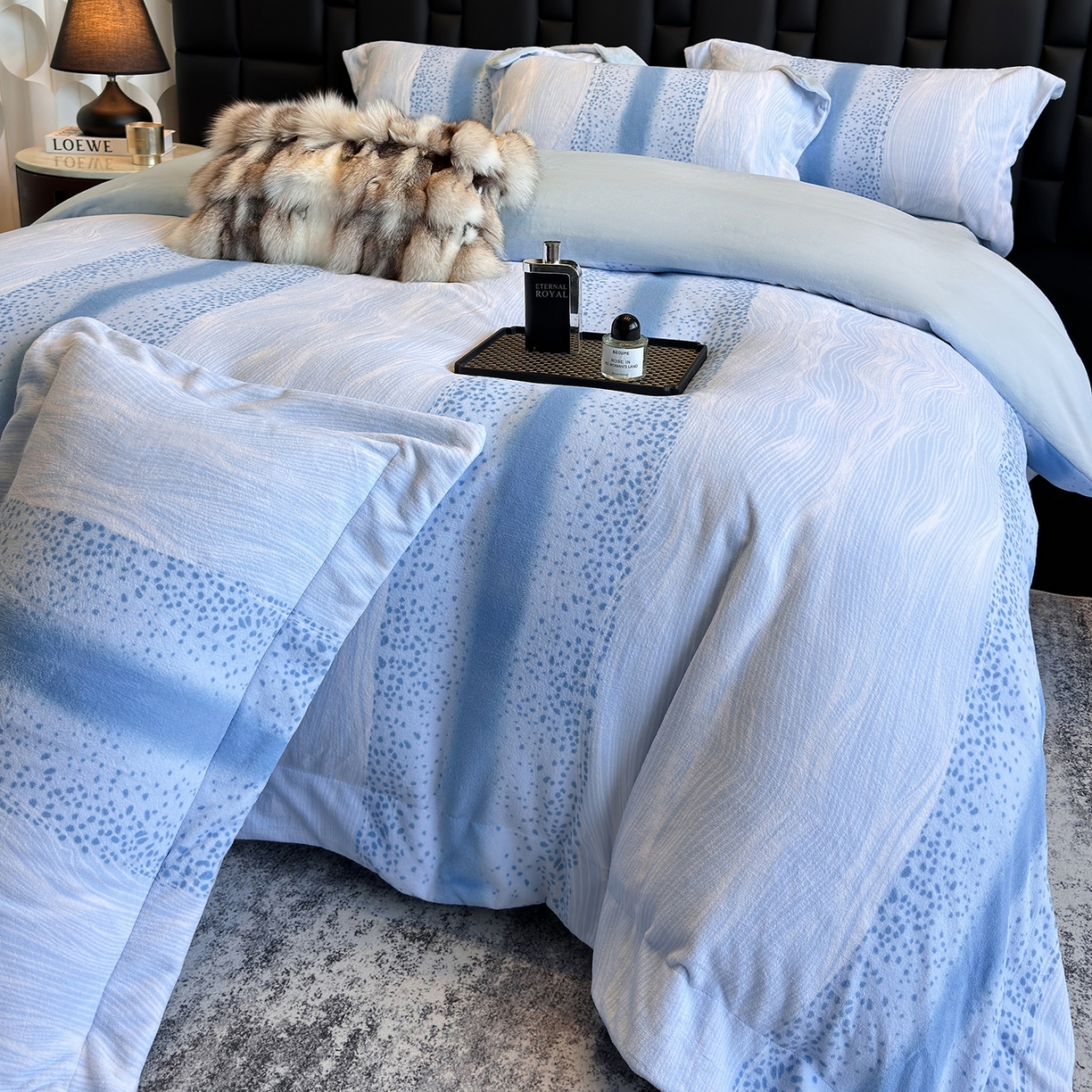 91家纺网 家纺一手货源 找家纺 新方向 2025新款240克全消光A类数码印花牛奶绒四件套床盖款-情怀 情怀-星月蓝