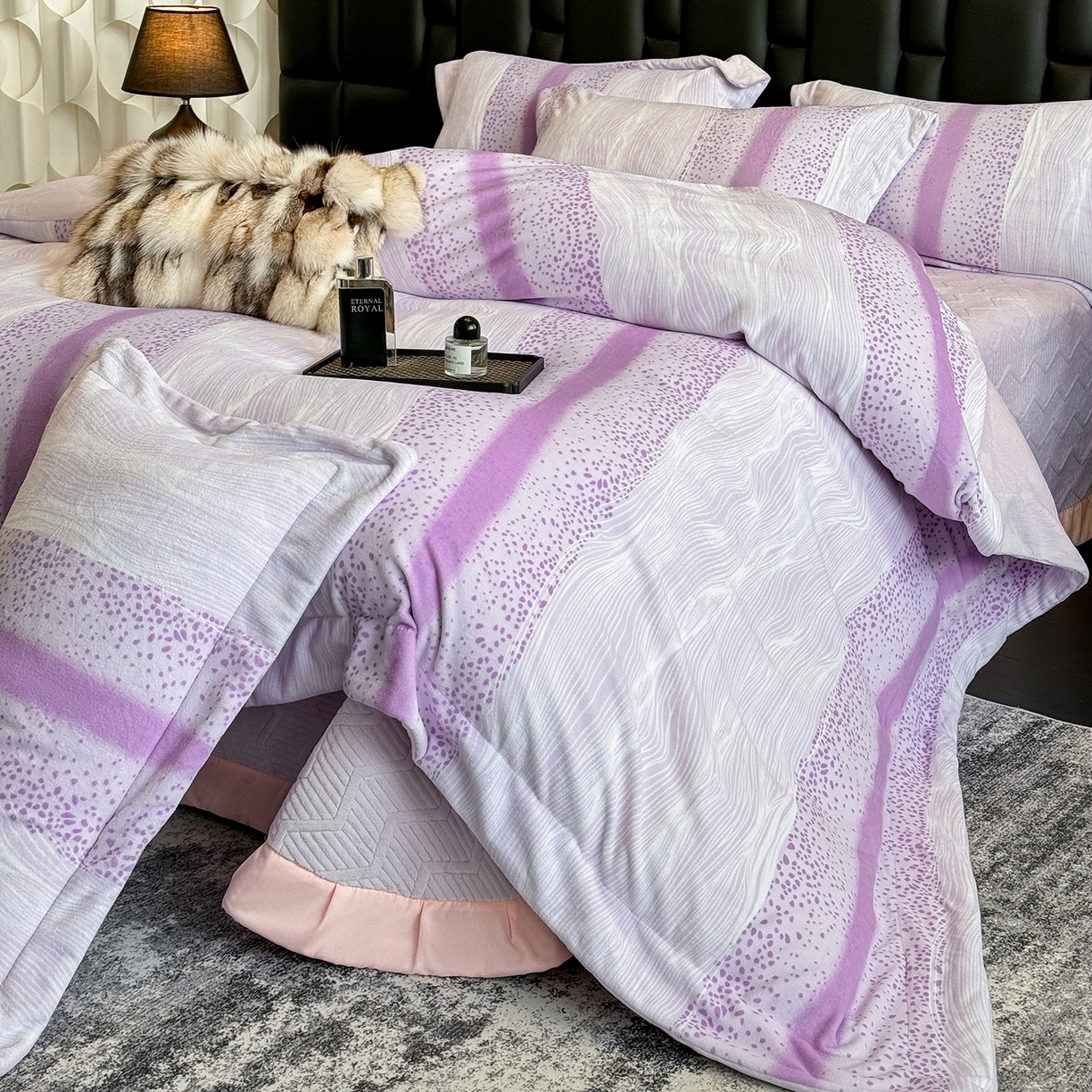 91家纺网 家纺一手货源 找家纺 新方向 2025新款240克全消光A类数码印花牛奶绒四件套床盖款-情怀 情怀-魅紫