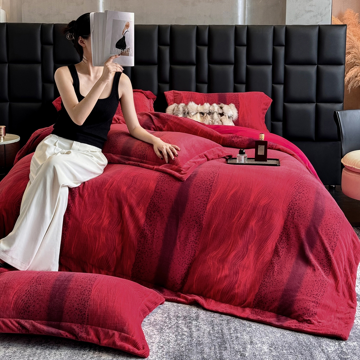 91家纺网 家纺一手货源 找家纺 新方向 2025新款240克全消光A类数码印花牛奶绒四件套床盖款-情怀 情怀-洋酒红