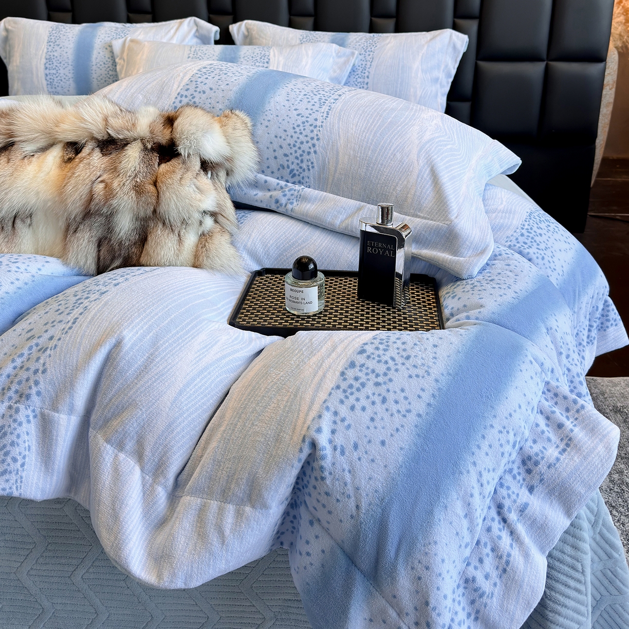 91家纺网 家纺一手货源 找家纺 新方向 2025新款240克全消光A类数码印花牛奶绒四件套床盖款-情怀 情怀-星月蓝