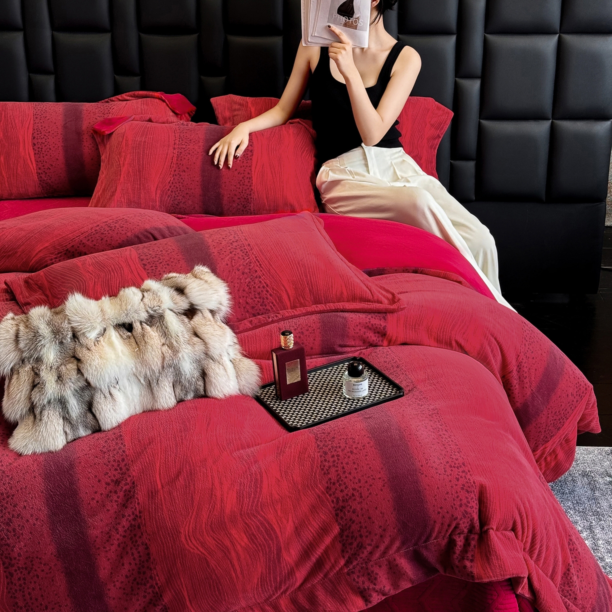 91家纺网 家纺一手货源 找家纺 新方向 2025新款240克全消光A类数码印花牛奶绒四件套床盖款-情怀 情怀-洋酒红