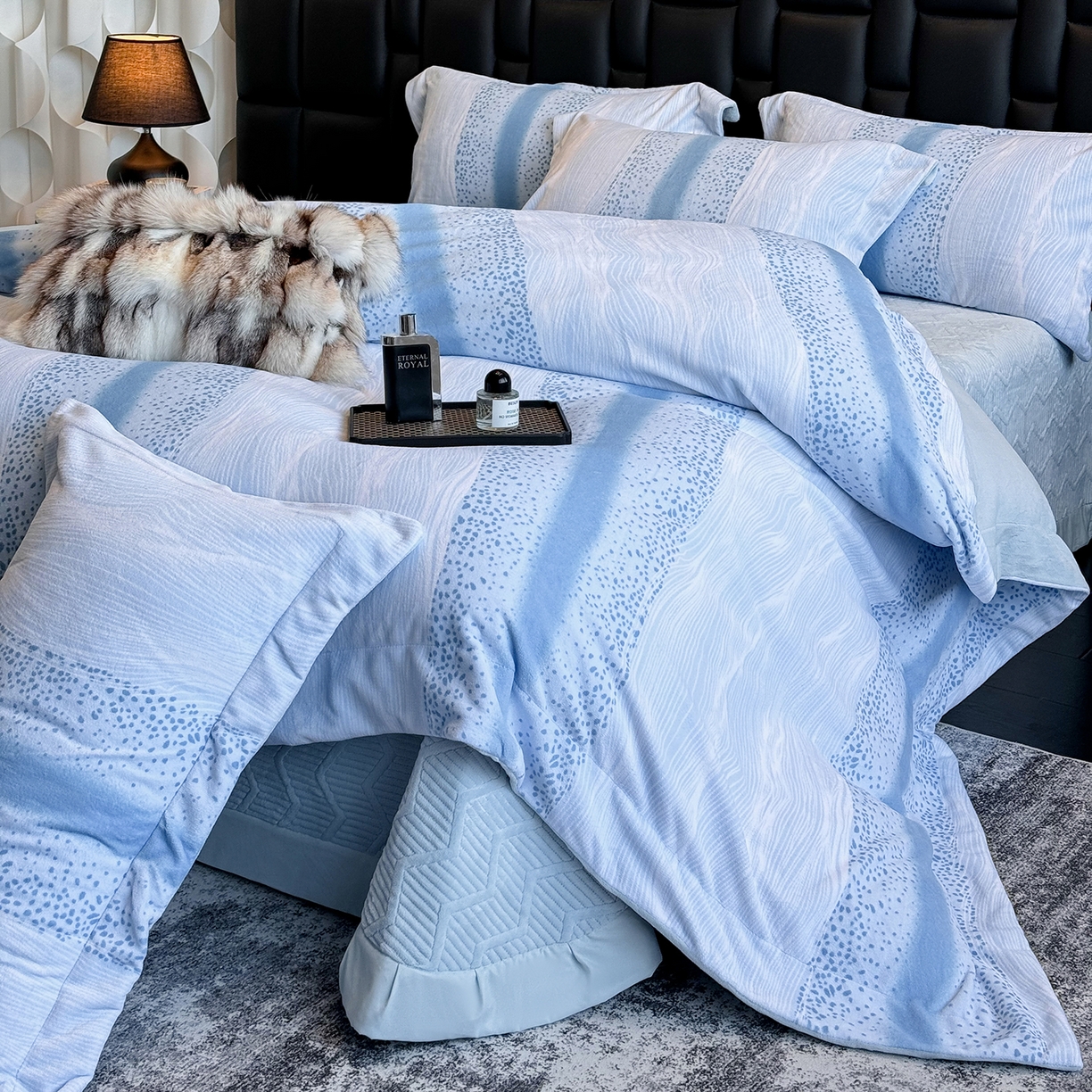 91家纺网 家纺一手货源 找家纺 新方向 2025新款240克全消光A类数码印花牛奶绒四件套床盖款-情怀 情怀-星月蓝