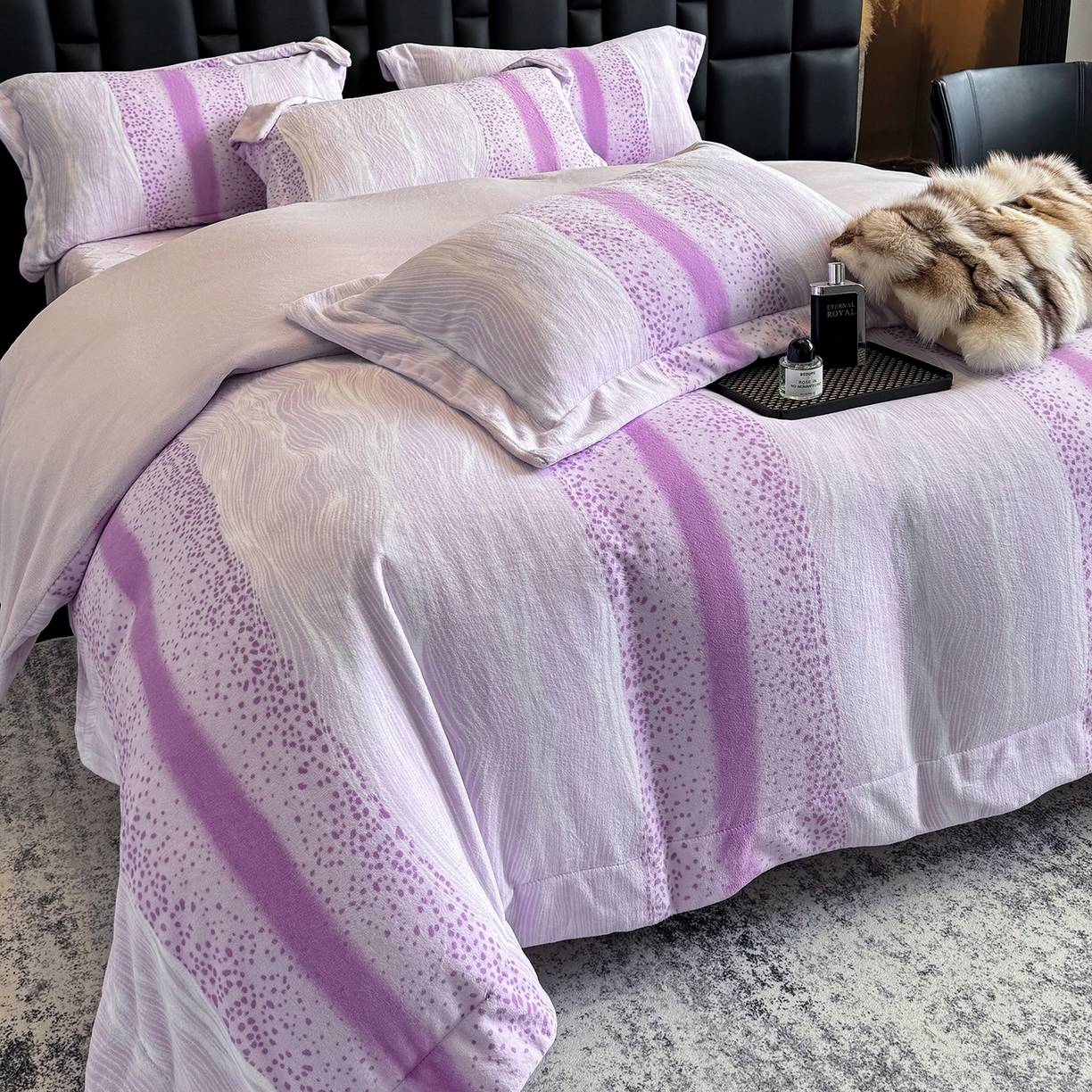 91家纺网 家纺一手货源 找家纺 新方向 2025新款240克全消光A类数码印花牛奶绒四件套床盖款-情怀 情怀-魅紫