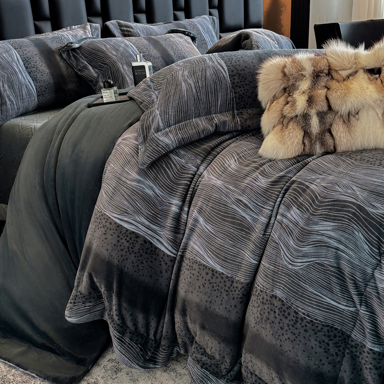 91家纺网 家纺一手货源 找家纺 新方向 2025新款240克全消光A类数码印花牛奶绒四件套床盖款-情怀 情怀-爵士灰