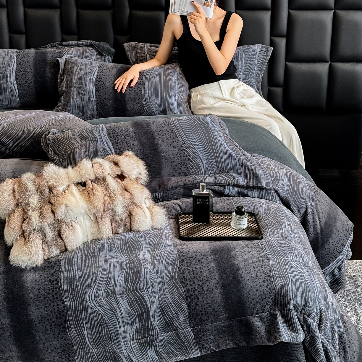 91家纺网 家纺一手货源 找家纺 新方向 2025新款240克全消光A类数码印花牛奶绒四件套床盖款-情怀 情怀-爵士灰