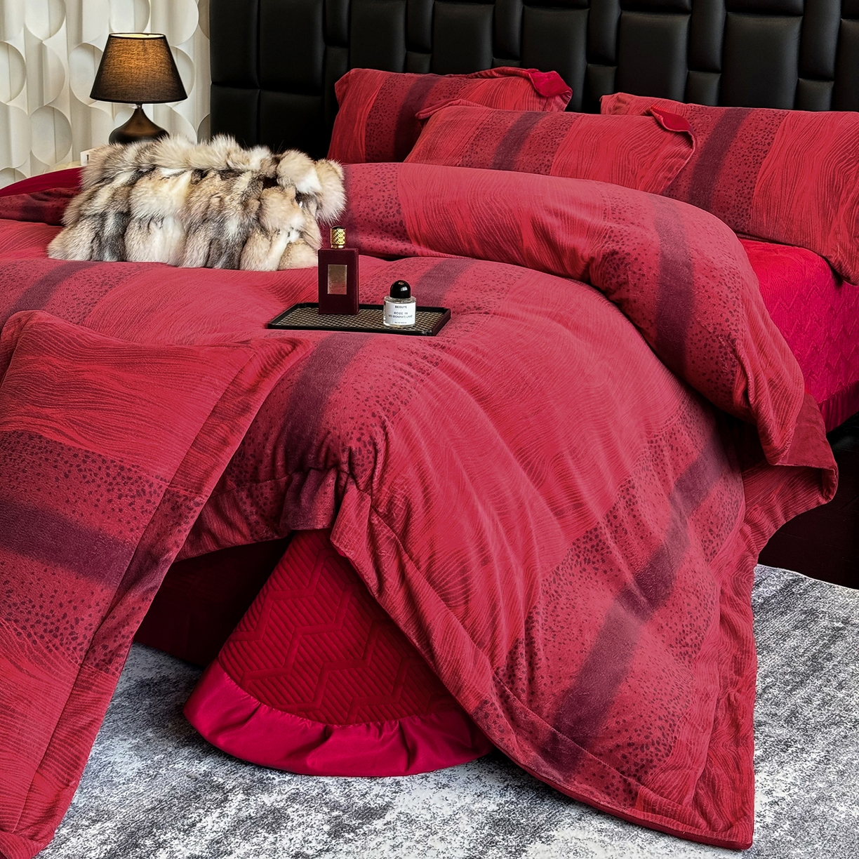 91家纺网 家纺一手货源 找家纺 新方向 2025新款240克全消光A类数码印花牛奶绒四件套床盖款-情怀 情怀-洋酒红