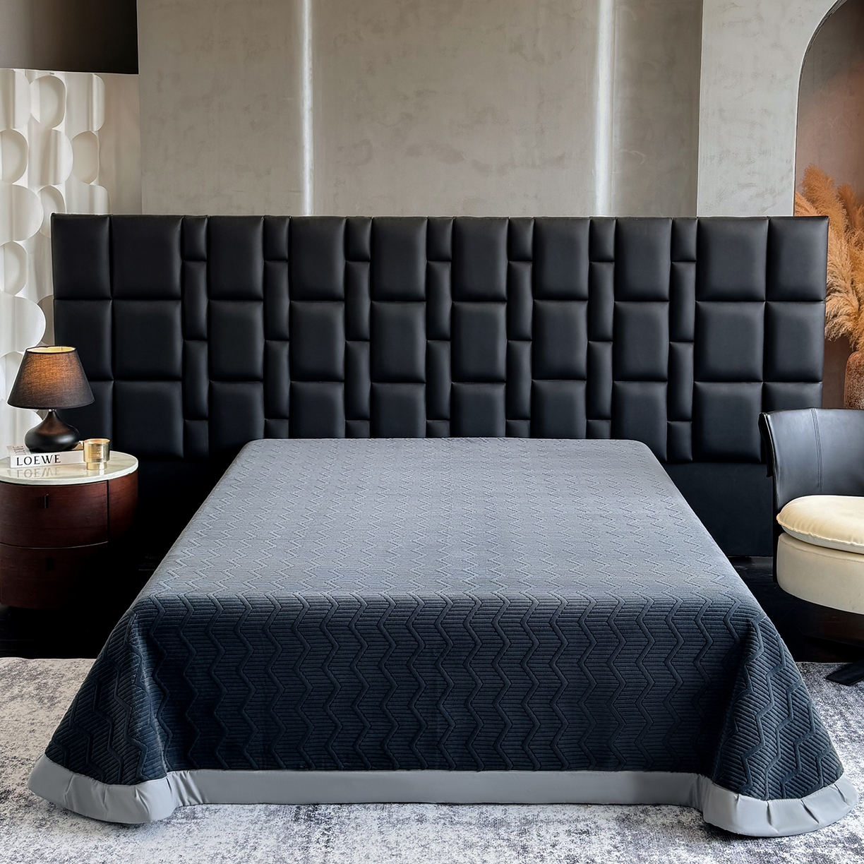 91家纺网 家纺一手货源 找家纺 新方向 2025新款240克全消光A类数码印花牛奶绒四件套床盖款-情怀 情怀-爵士灰