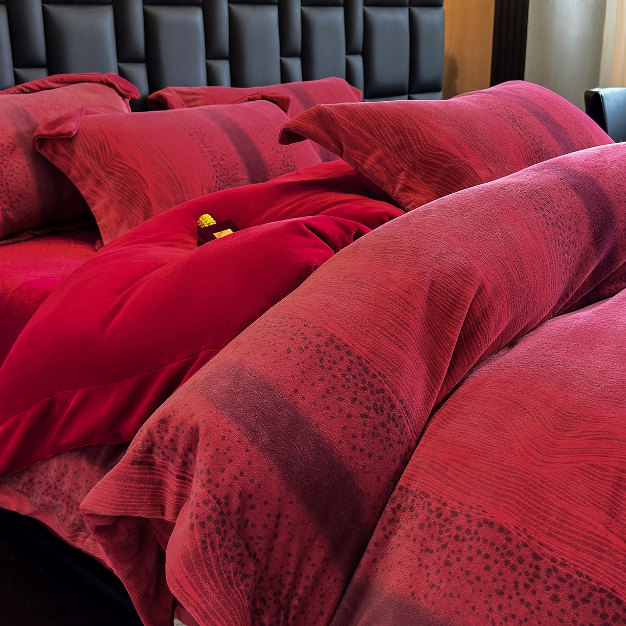 91家纺网 家纺一手货源 找家纺 新方向 2025新款240克全消光A类数码印花牛奶绒四件套床盖款-情怀 情怀-洋酒红