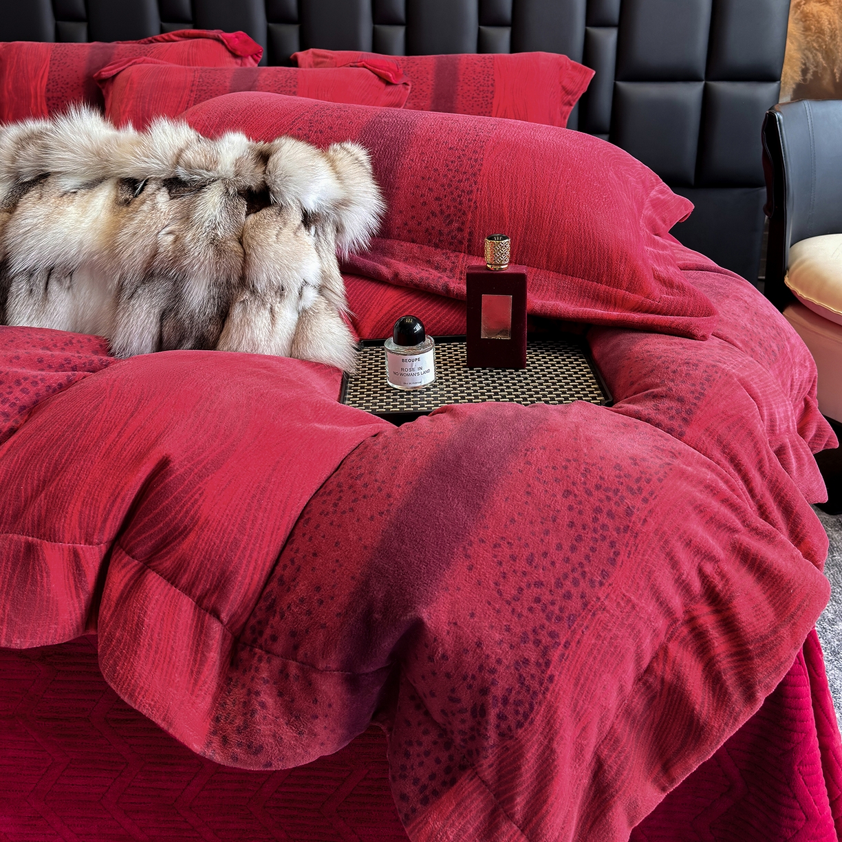 91家纺网 家纺一手货源 找家纺 新方向 2025新款240克全消光A类数码印花牛奶绒四件套床盖款-情怀 情怀-洋酒红