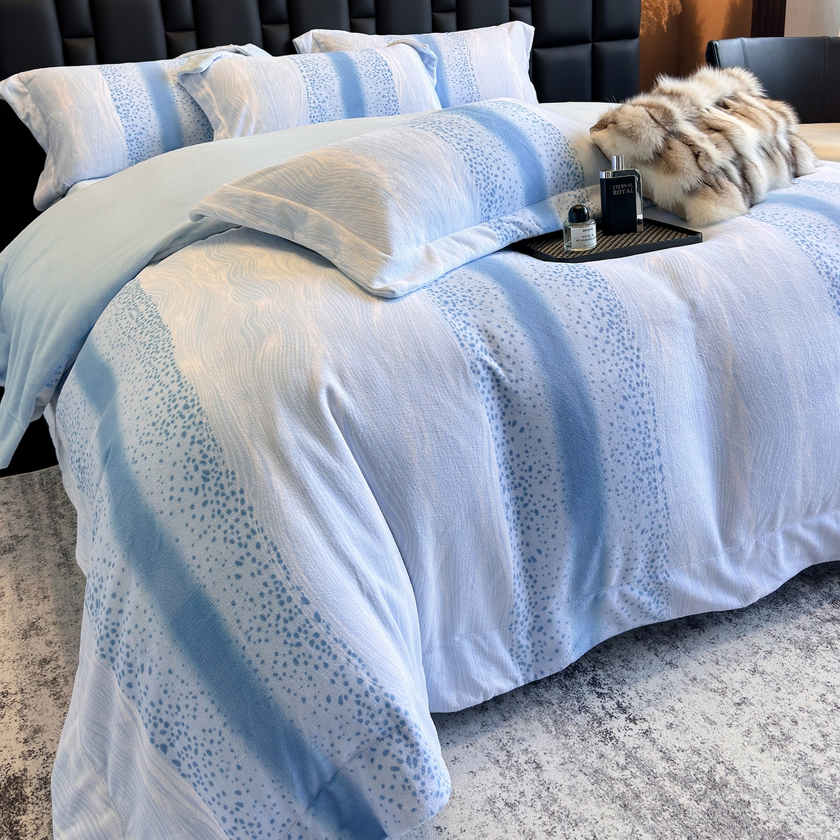 91家纺网 家纺一手货源 找家纺 新方向 2025新款240克全消光A类数码印花牛奶绒四件套床盖款-情怀 情怀-星月蓝