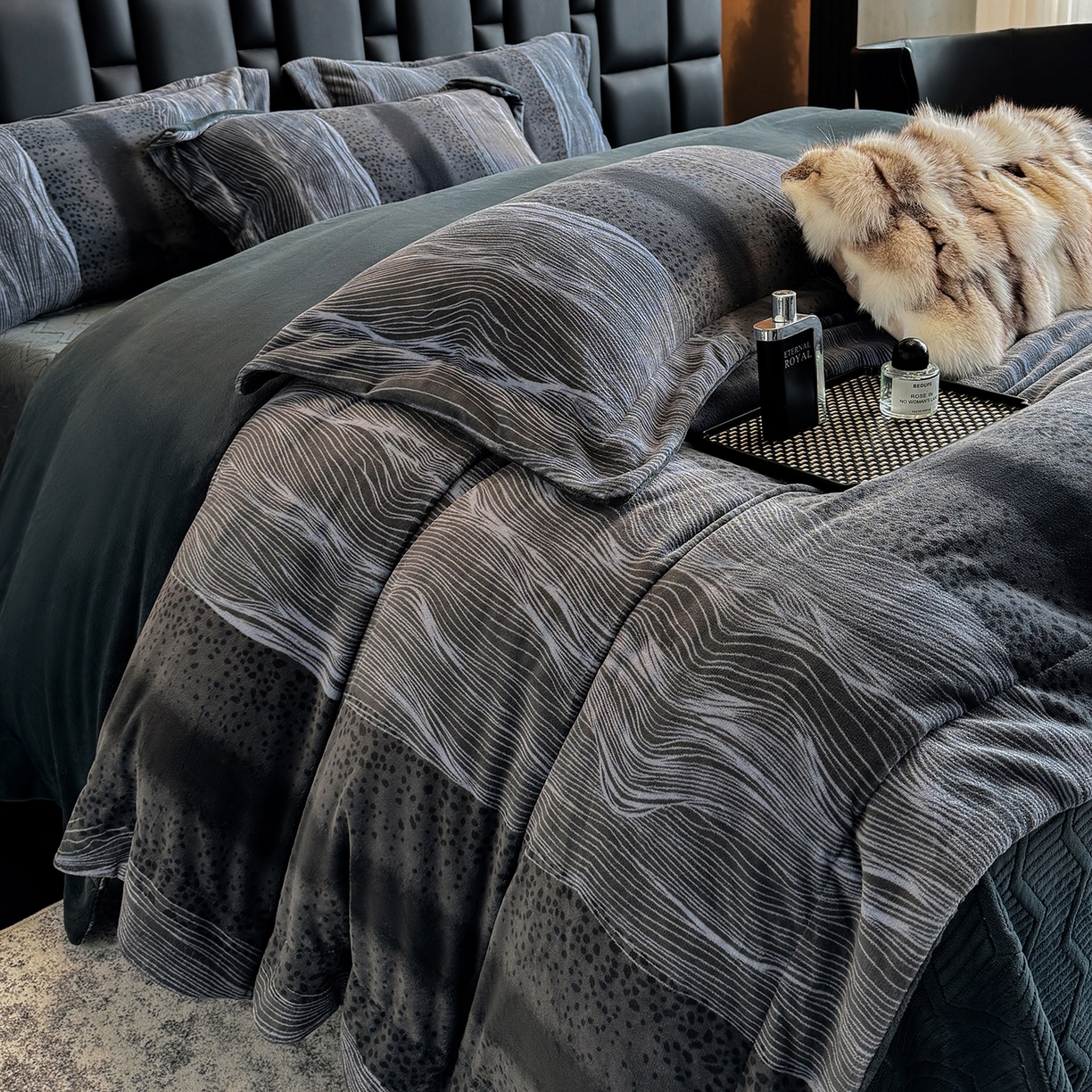 91家纺网 家纺一手货源 找家纺 新方向 2025新款240克全消光A类数码印花牛奶绒四件套床盖款-情怀 情怀-爵士灰