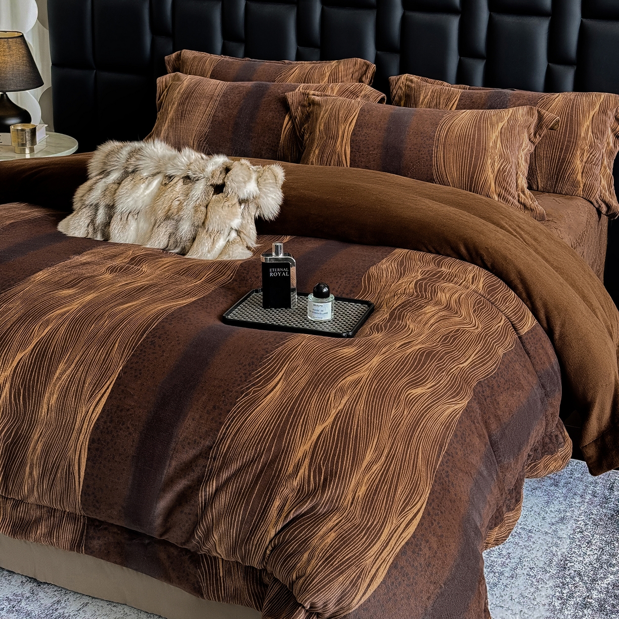 91家纺网 家纺一手货源 找家纺 新方向 2025新款240克全消光A类数码印花牛奶绒四件套床盖款-情怀 情怀-咖啡