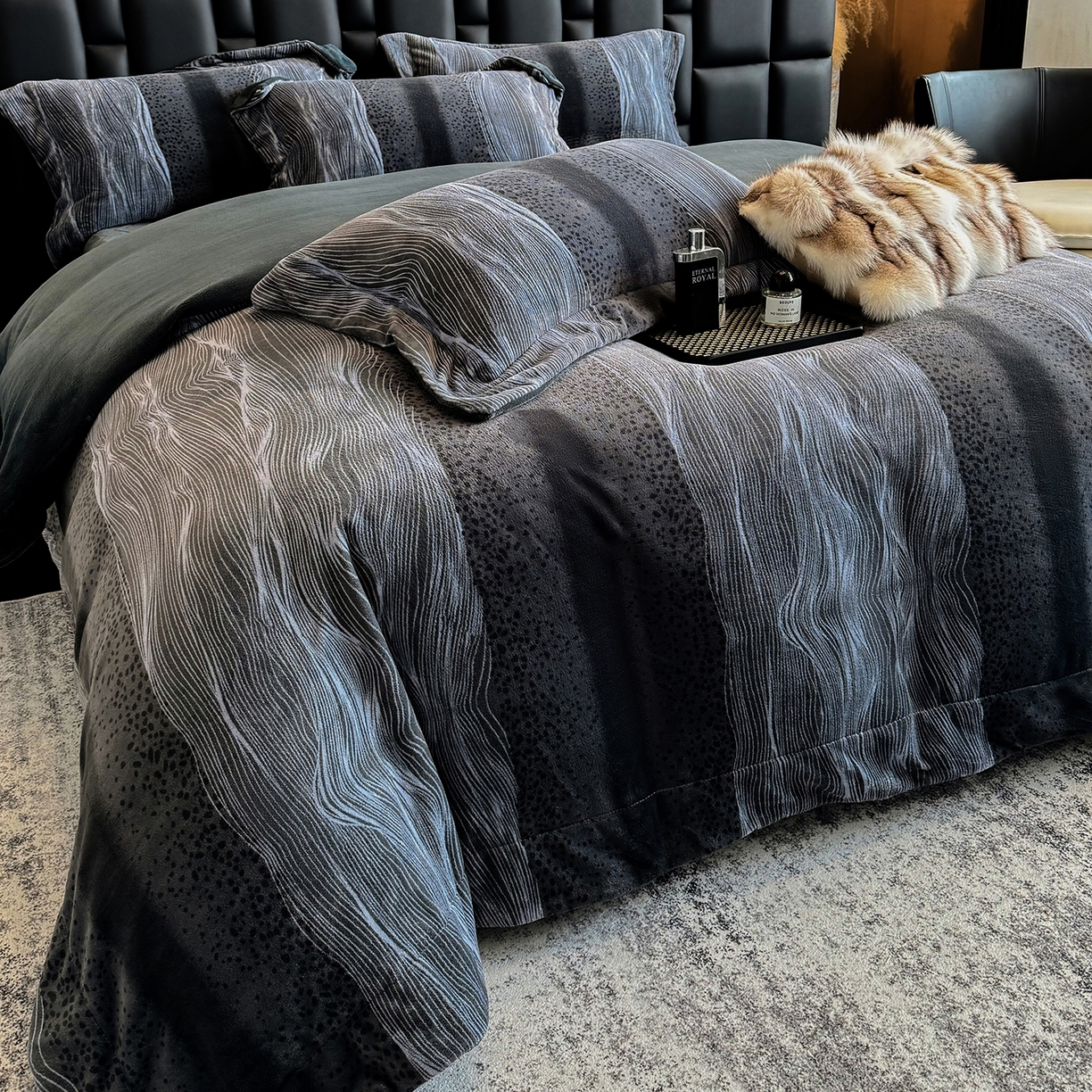 91家纺网 家纺一手货源 找家纺 新方向 2025新款240克全消光A类数码印花牛奶绒四件套床盖款-情怀 情怀-爵士灰