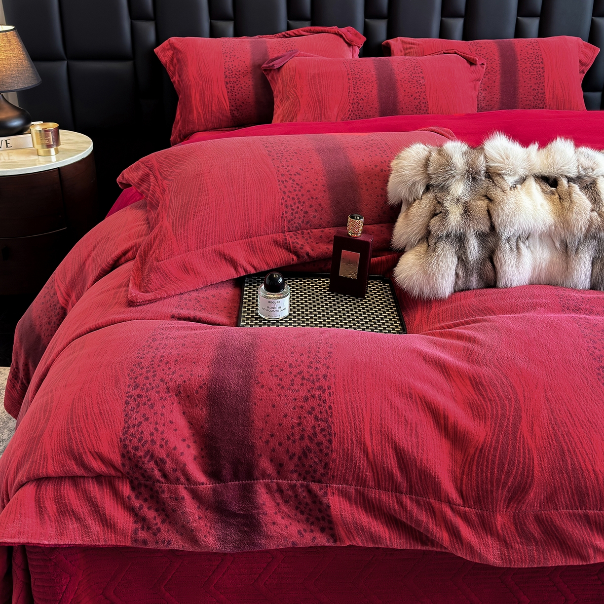 91家纺网 家纺一手货源 找家纺 新方向 2025新款240克全消光A类数码印花牛奶绒四件套床盖款-情怀 情怀-洋酒红