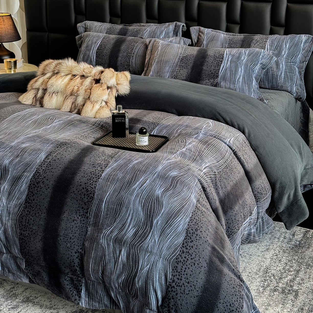 91家纺网 家纺一手货源 找家纺 新方向 2025新款240克全消光A类数码印花牛奶绒四件套床盖款-情怀 情怀-爵士灰