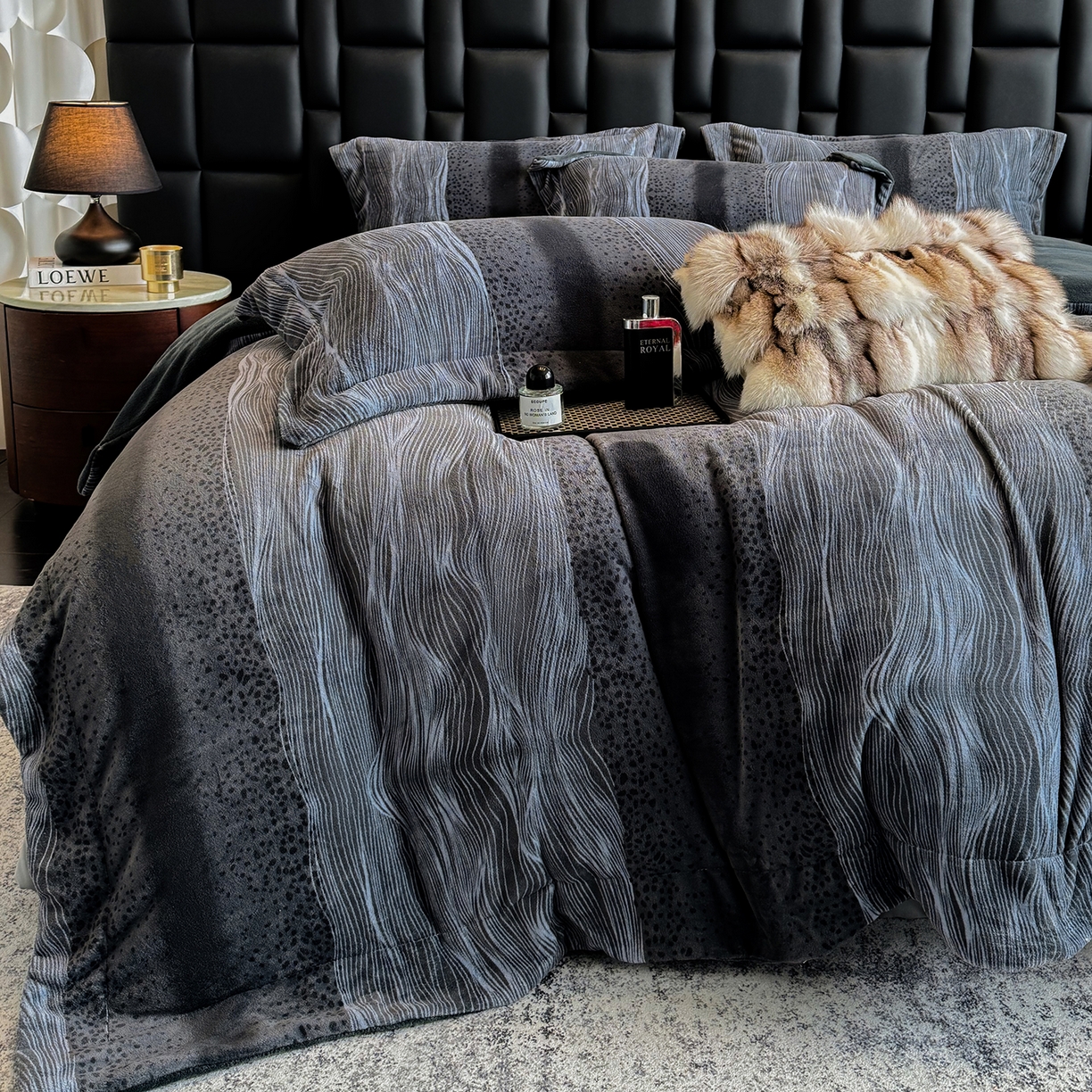 91家纺网 家纺一手货源 找家纺 新方向 2025新款240克全消光A类数码印花牛奶绒四件套床盖款-情怀 情怀-爵士灰