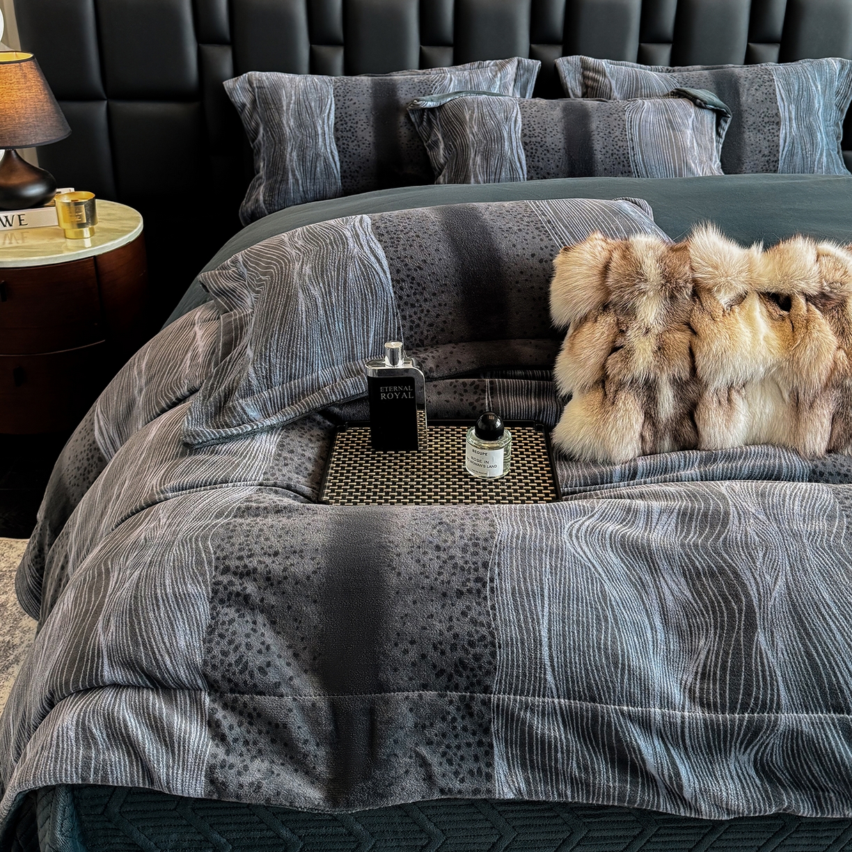 91家纺网 家纺一手货源 找家纺 新方向 2025新款240克全消光A类数码印花牛奶绒四件套床盖款-情怀 情怀-爵士灰