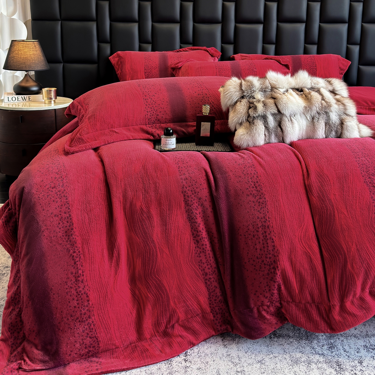 91家纺网 家纺一手货源 找家纺 新方向 2025新款240克全消光A类数码印花牛奶绒四件套床盖款-情怀 情怀-洋酒红