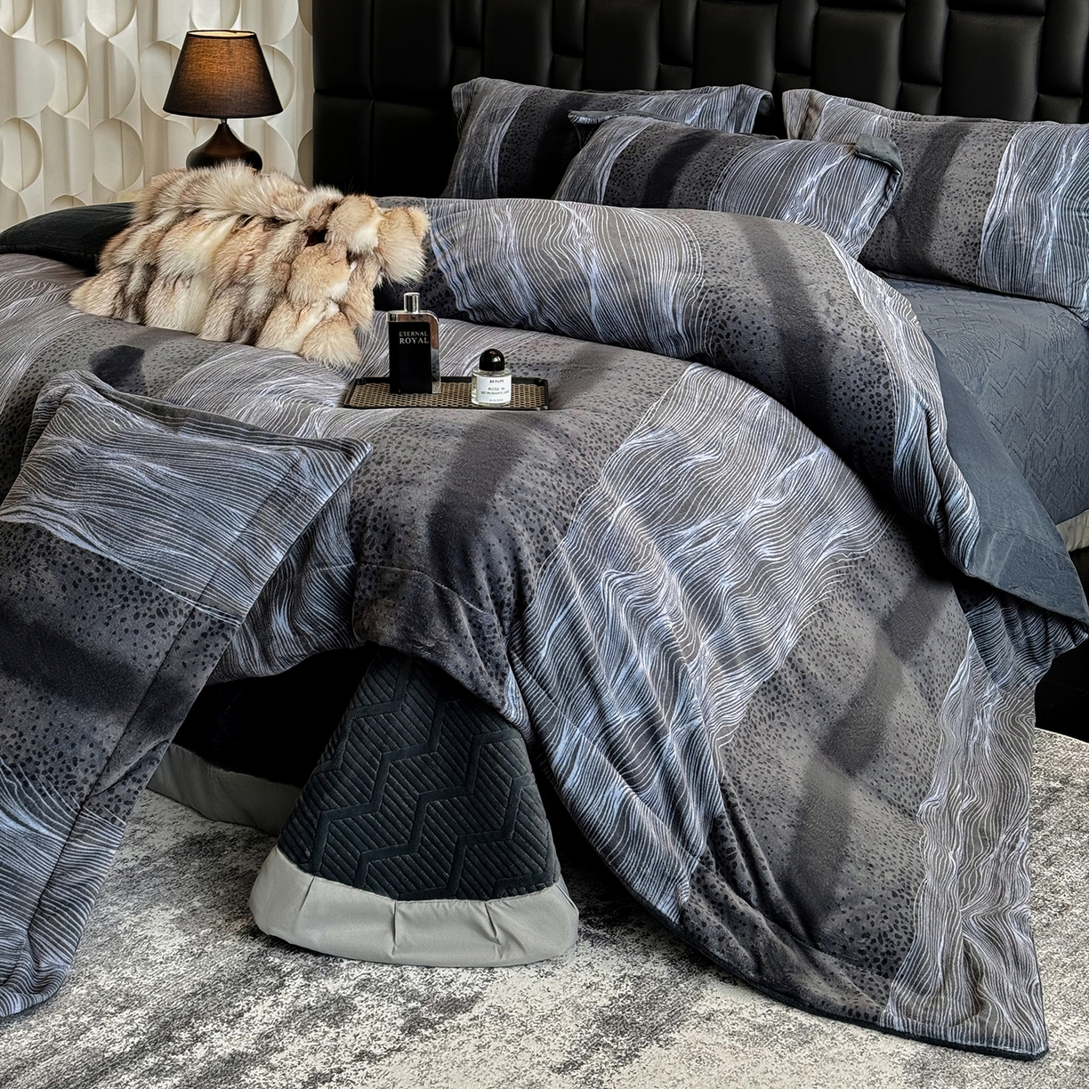 91家纺网 家纺一手货源 找家纺 新方向 2025新款240克全消光A类数码印花牛奶绒四件套床盖款-情怀 情怀-爵士灰