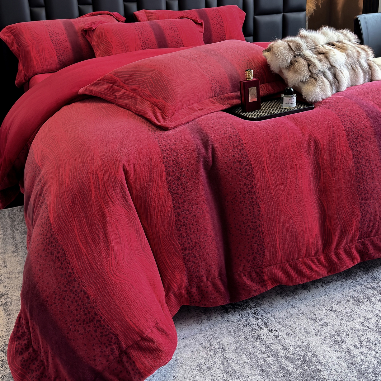 91家纺网 家纺一手货源 找家纺 新方向 2025新款240克全消光A类数码印花牛奶绒四件套床盖款-情怀 情怀-洋酒红