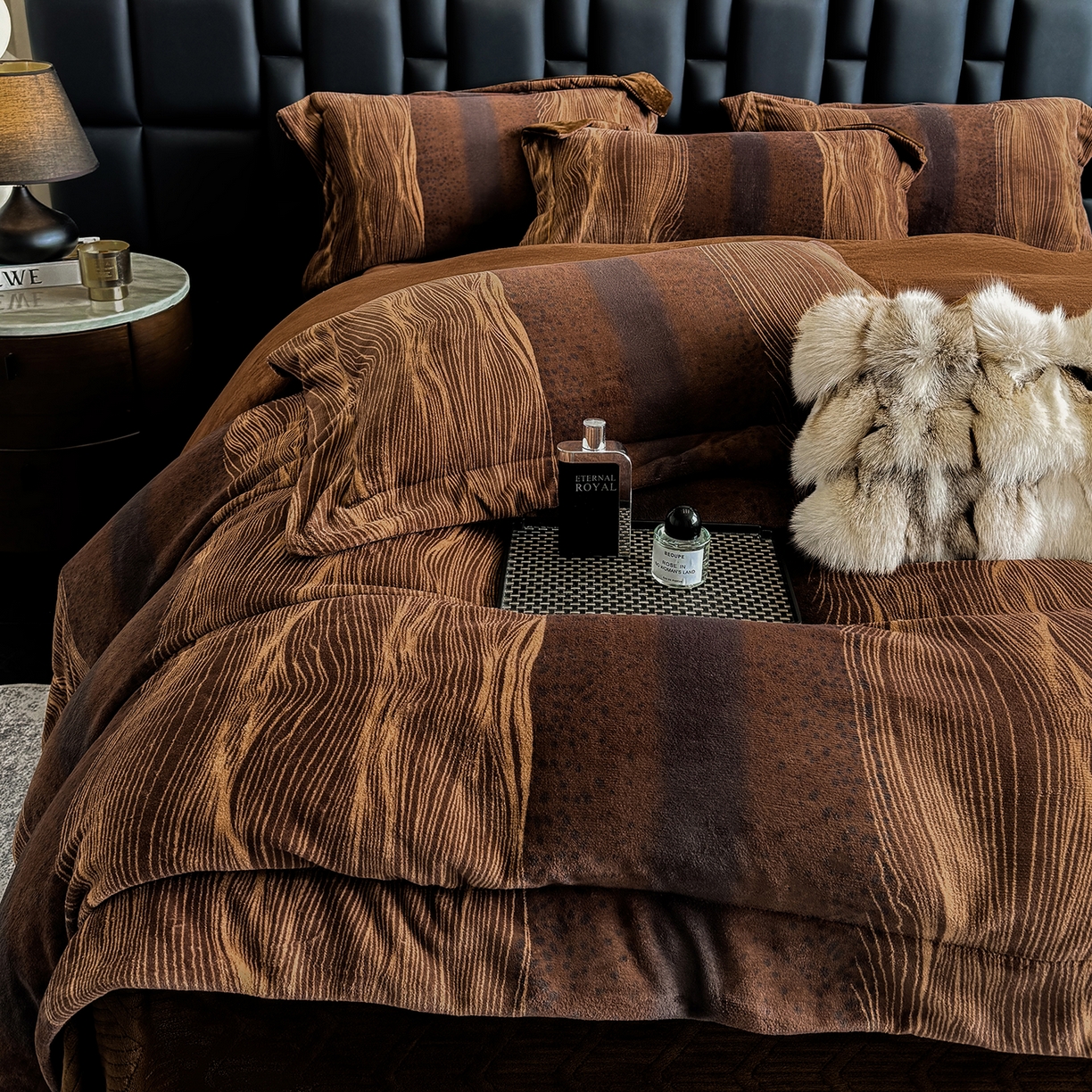 91家纺网 家纺一手货源 找家纺 新方向 2025新款240克全消光A类数码印花牛奶绒四件套床盖款-情怀 情怀-咖啡