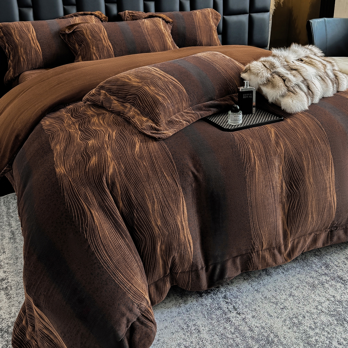 91家纺网 家纺一手货源 找家纺 新方向 2025新款240克全消光A类数码印花牛奶绒四件套床盖款-情怀 情怀-咖啡