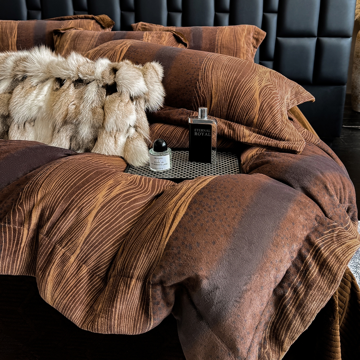 91家纺网 家纺一手货源 找家纺 新方向 2025新款240克全消光A类数码印花牛奶绒四件套床盖款-情怀 情怀-咖啡