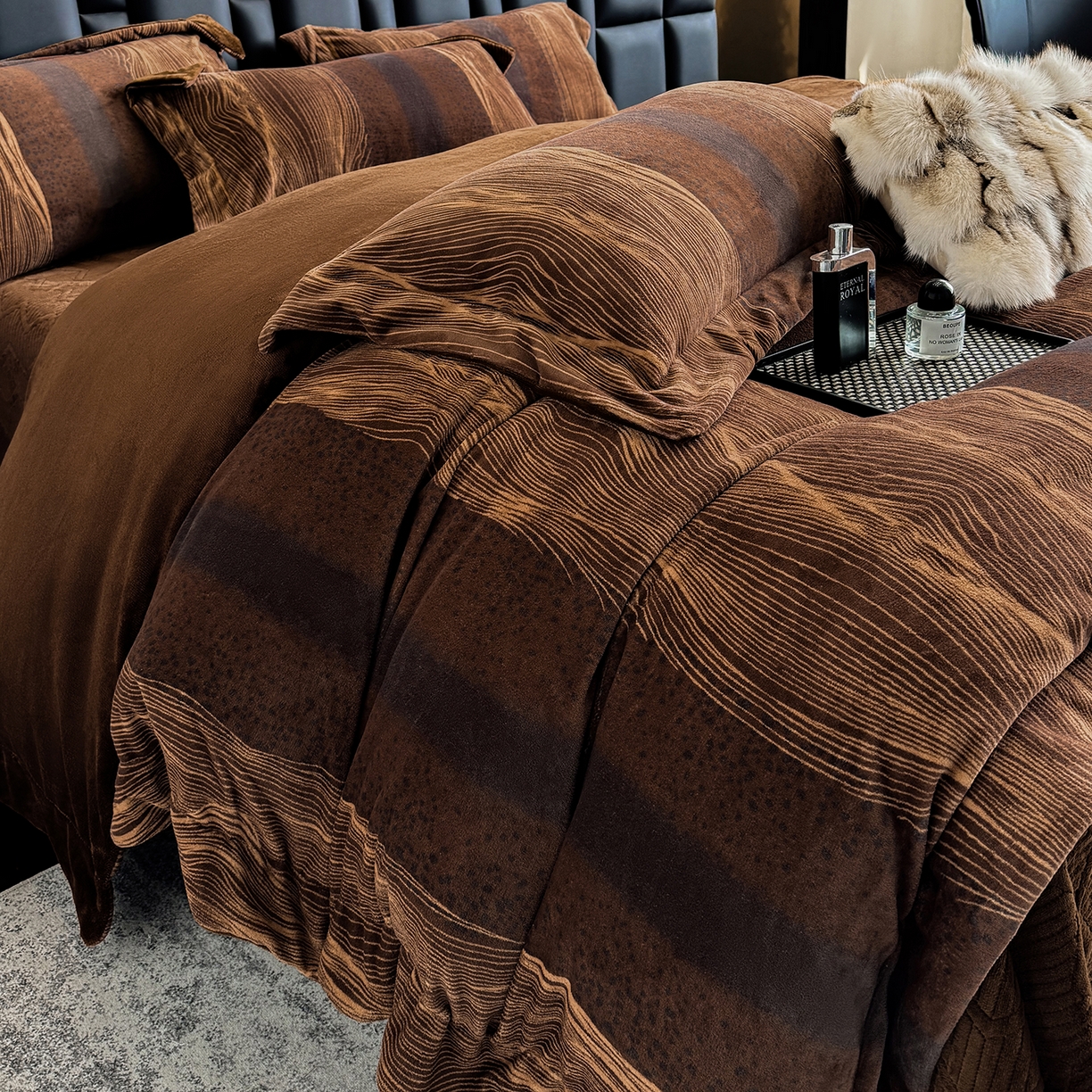 91家纺网 家纺一手货源 找家纺 新方向 2025新款240克全消光A类数码印花牛奶绒四件套床盖款-情怀 情怀-咖啡