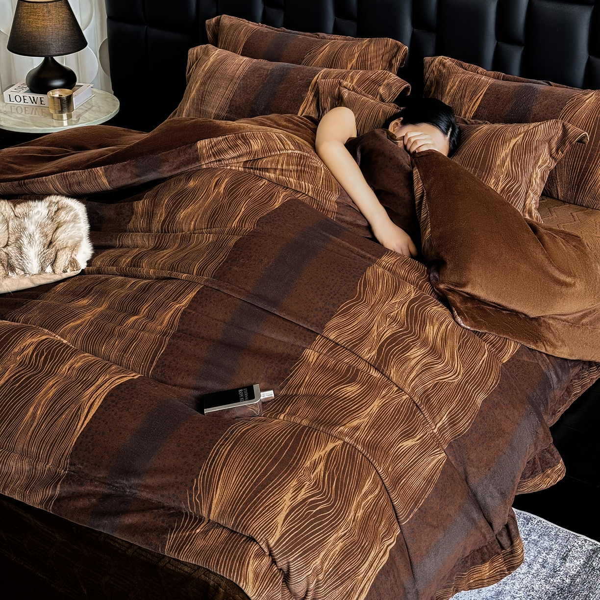 91家纺网 家纺一手货源 找家纺 新方向 2025新款240克全消光A类数码印花牛奶绒四件套床盖款-情怀 情怀-咖啡