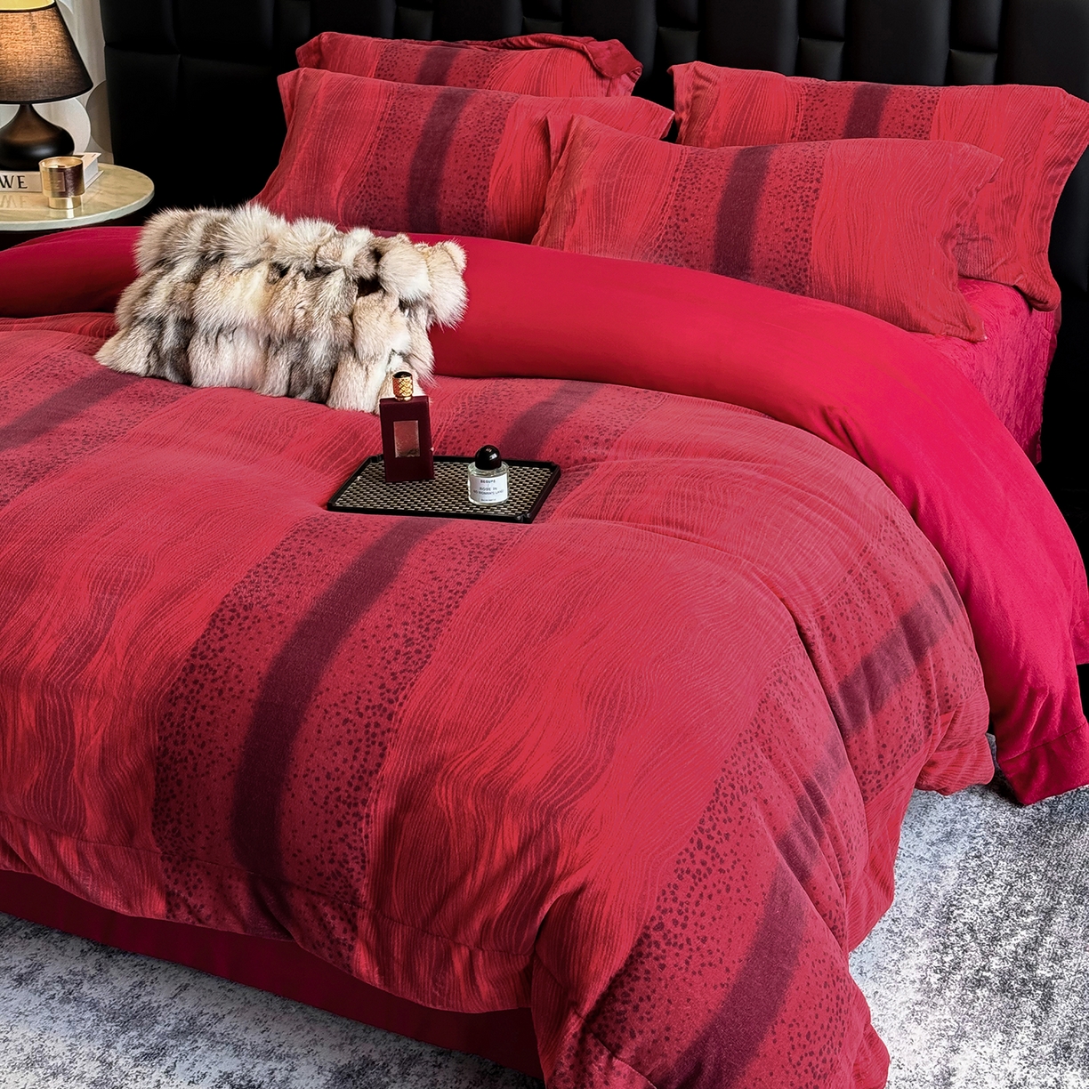 91家纺网 家纺一手货源 找家纺 新方向 2025新款240克全消光A类数码印花牛奶绒四件套床盖款-情怀 情怀-洋酒红