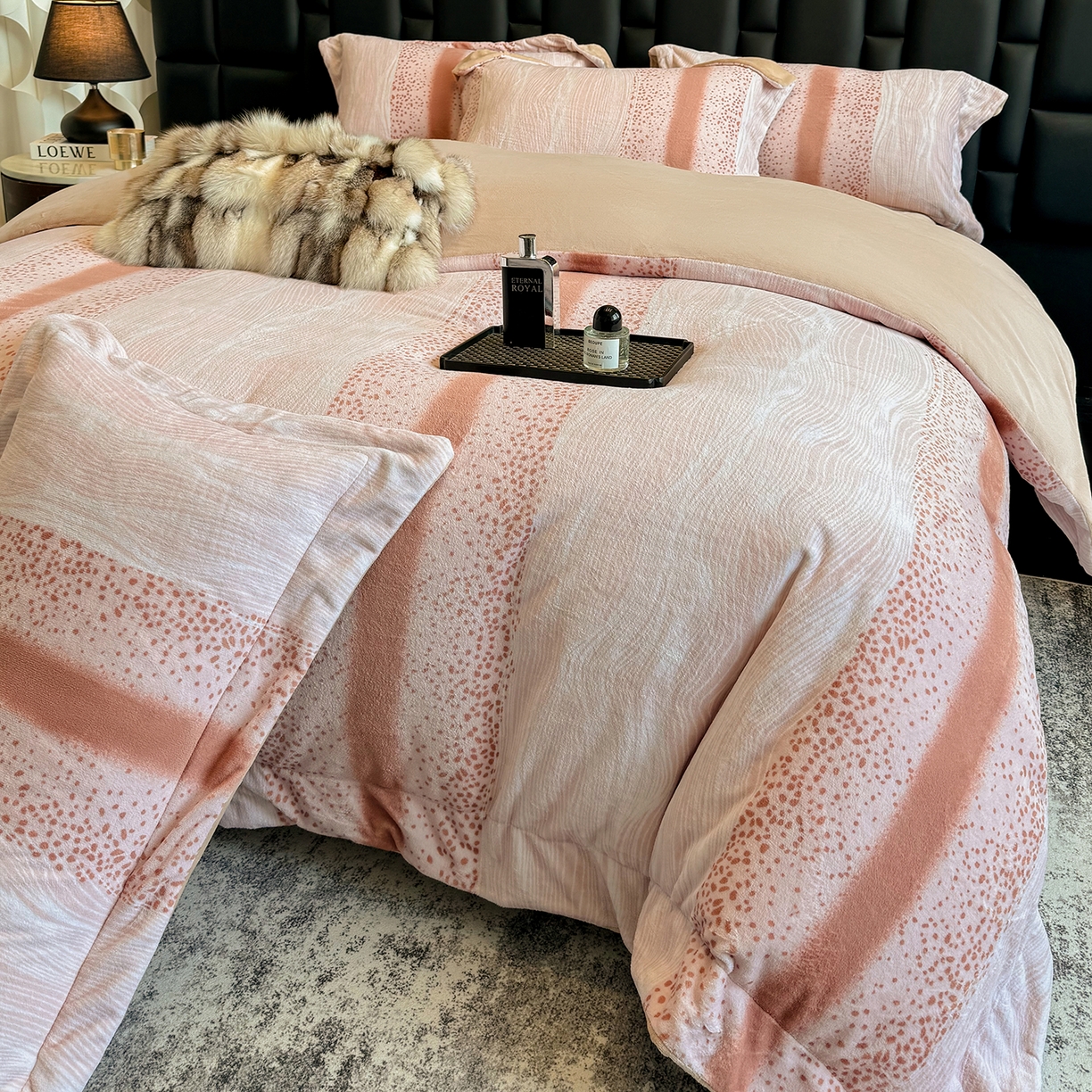 91家纺网 家纺一手货源 找家纺 新方向 2025新款240克全消光A类数码印花牛奶绒四件套床盖款-情怀 情怀-香槟