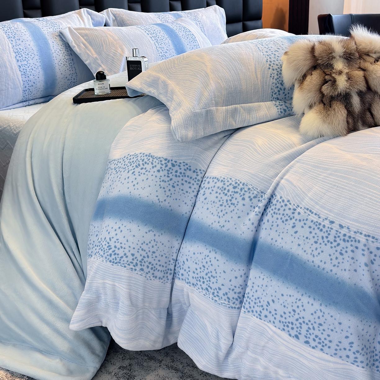 91家纺网 家纺一手货源 找家纺 新方向 2025新款240克全消光A类数码印花牛奶绒四件套床盖款-情怀 情怀-星月蓝