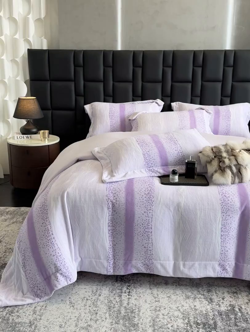 91家纺网 家纺一手货源 找家纺 新方向 2025新款240克全消光A类数码印花牛奶绒四件套床盖款-情怀 情怀-魅紫