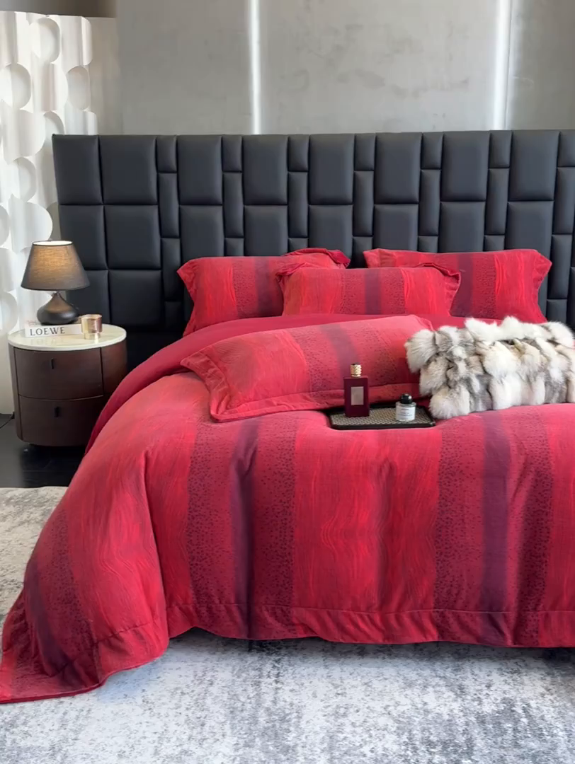 91家纺网 家纺一手货源 找家纺 新方向 2025新款240克全消光A类数码印花牛奶绒四件套床盖款-情怀 情怀-洋酒红