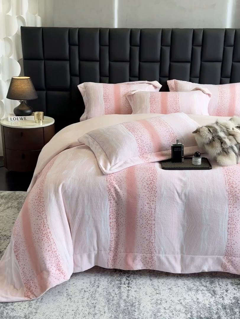 91家纺网 家纺一手货源 找家纺 新方向 2025新款240克全消光A类数码印花牛奶绒四件套床盖款-情怀 情怀-蔷薇粉