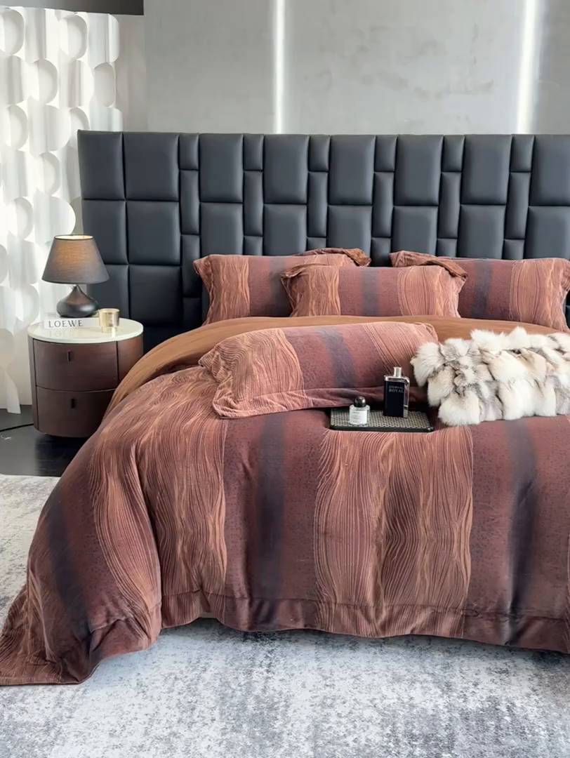 91家纺网 家纺一手货源 找家纺 新方向 2025新款240克全消光A类数码印花牛奶绒四件套床盖款-情怀 情怀-咖啡