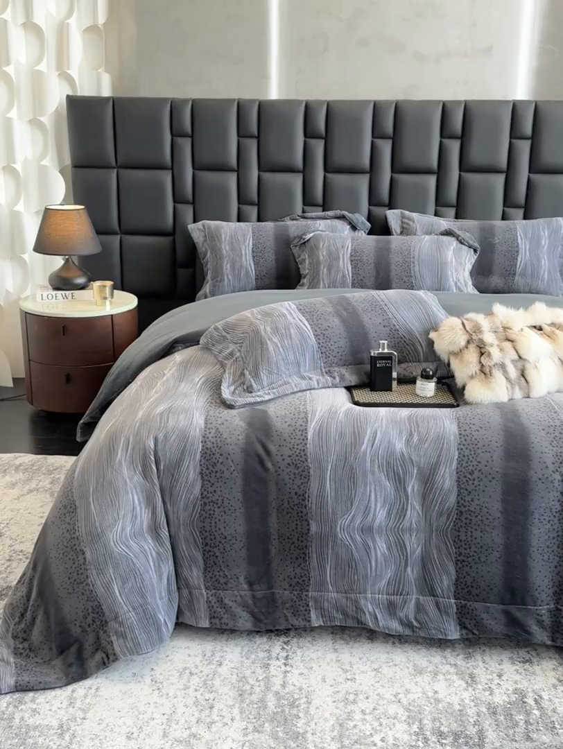 91家纺网 家纺一手货源 找家纺 新方向 2025新款240克全消光A类数码印花牛奶绒四件套床盖款-情怀 情怀-爵士灰