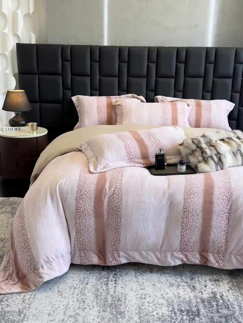 91家纺网 家纺一手货源 找家纺 新方向 2025新款240克全消光A类数码印花牛奶绒四件套床盖款-情怀 情怀-香槟