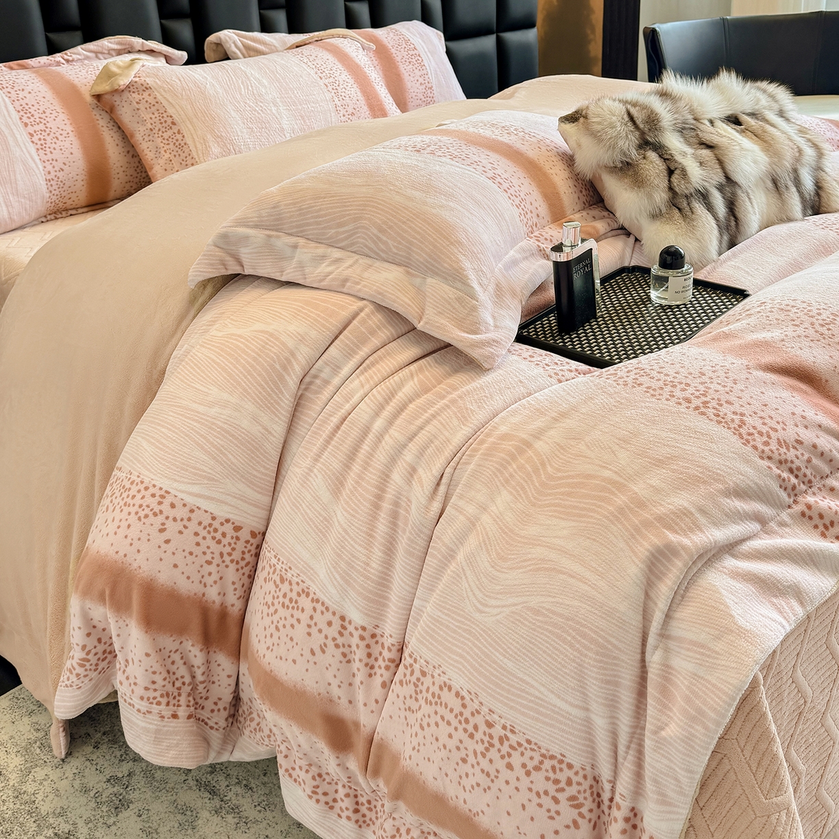 91家纺网 家纺一手货源 找家纺 新方向 2025新款240克全消光A类数码印花牛奶绒四件套床盖款-情怀 情怀-香槟