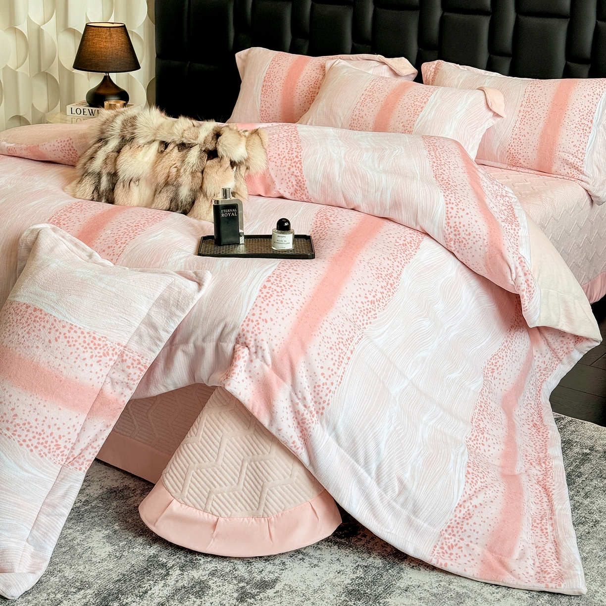 91家纺网 家纺一手货源 找家纺 新方向 2025新款240克全消光A类数码印花牛奶绒四件套床盖款-情怀 情怀-蔷薇粉