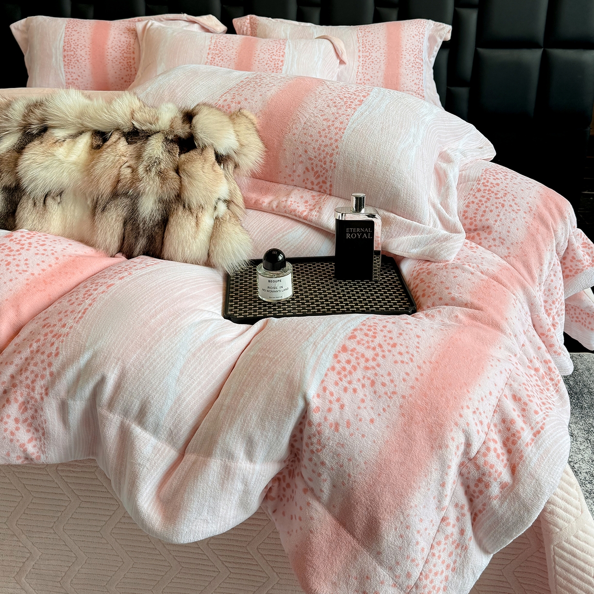 91家纺网 家纺一手货源 找家纺 新方向 2025新款240克全消光A类数码印花牛奶绒四件套床盖款-情怀 情怀-蔷薇粉