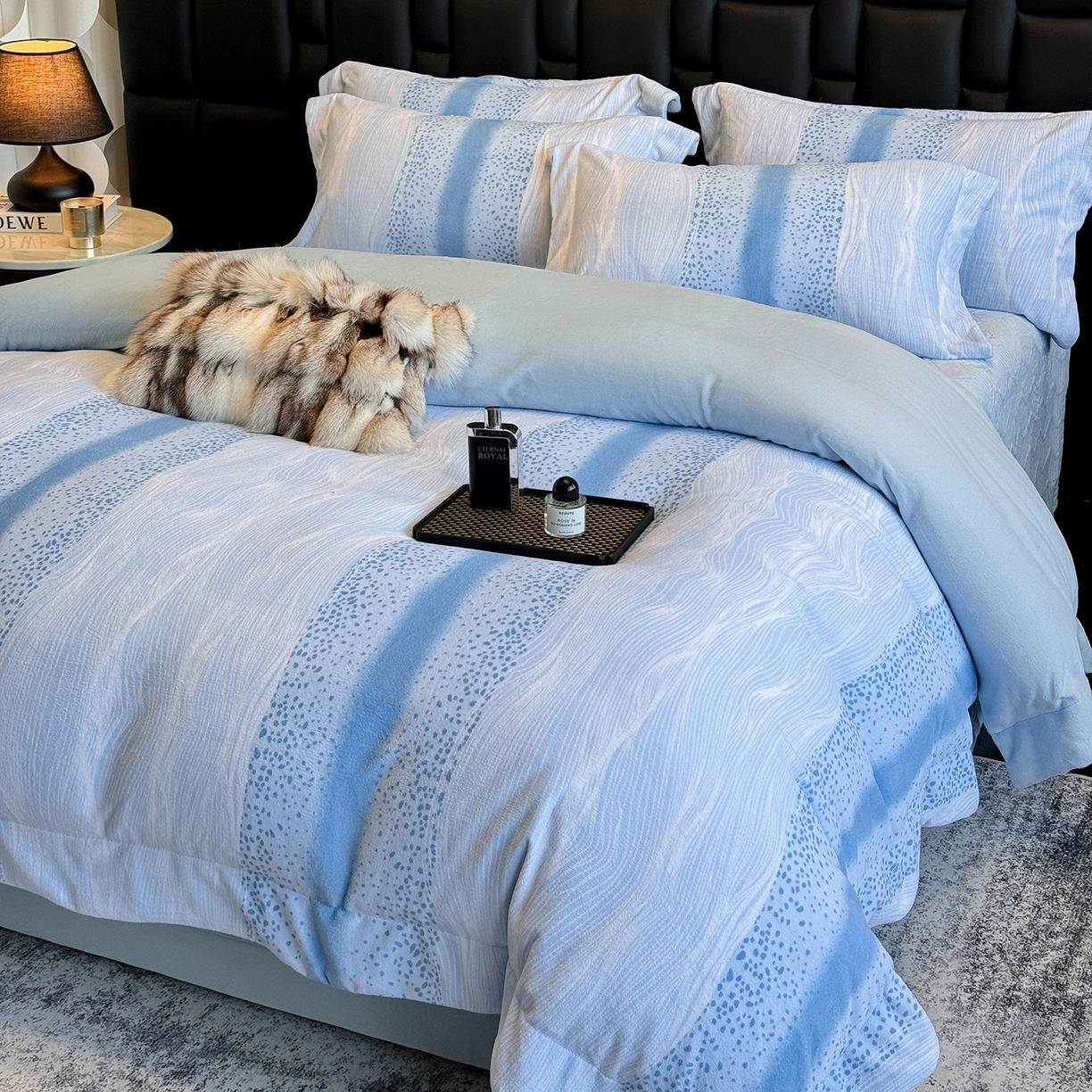 91家纺网 家纺一手货源 找家纺 新方向 2025新款240克全消光A类数码印花牛奶绒四件套床盖款-情怀 情怀-星月蓝