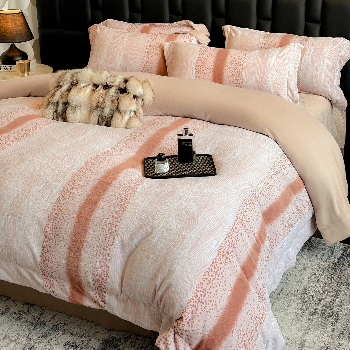 91家纺网 家纺一手货源 找家纺 新方向 2025新款240克全消光A类数码印花牛奶绒四件套床盖款-情怀 情怀-香槟