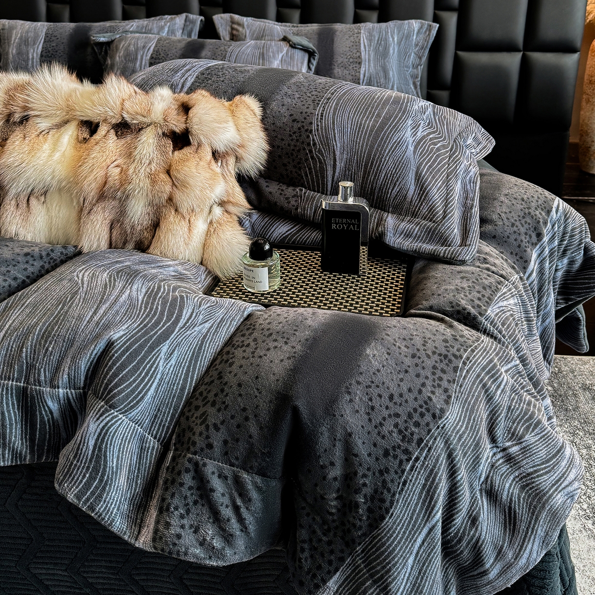 91家纺网 家纺一手货源 找家纺 新方向 2025新款240克全消光A类数码印花牛奶绒四件套床盖款-情怀 情怀-爵士灰