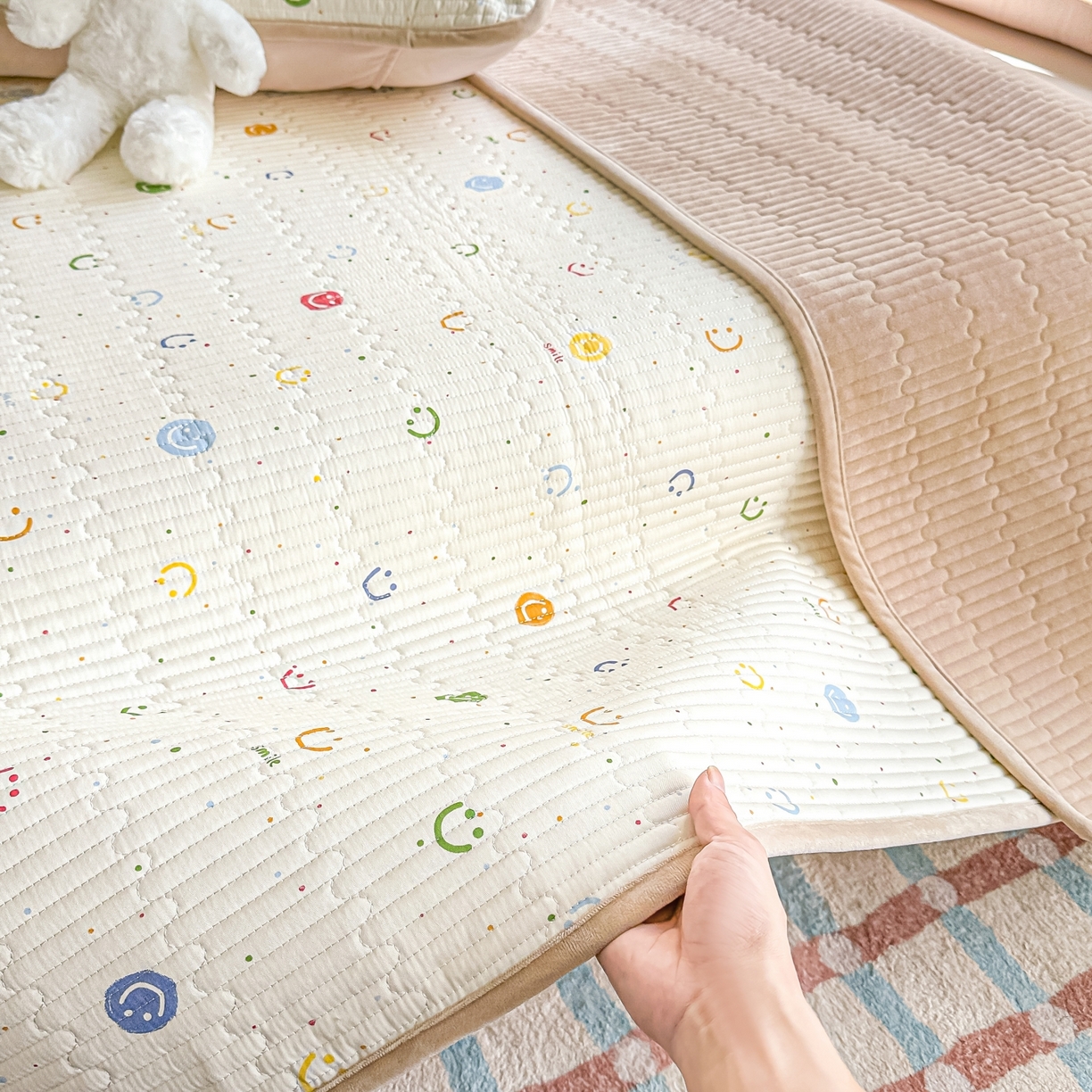 91家纺网 家纺一手货源 找家纺 橘夏家纺 2025新款A全棉B宝宝绒版双面多功能夹棉加厚床盖炕盖三件套学生婴儿床垫盖毯褥子四季通用（含买家秀） 多彩笑脸