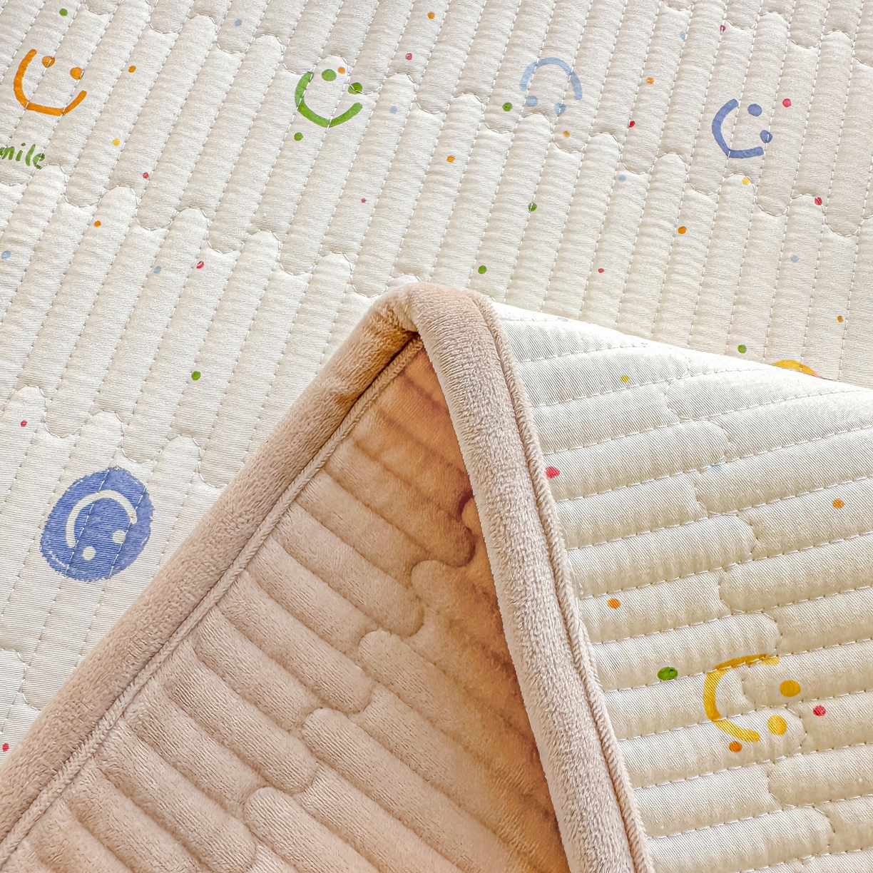 91家纺网 家纺一手货源 找家纺 橘夏家纺 2025新款A全棉B宝宝绒版双面多功能夹棉加厚床盖炕盖三件套学生婴儿床垫盖毯褥子四季通用（含买家秀） 多彩笑脸