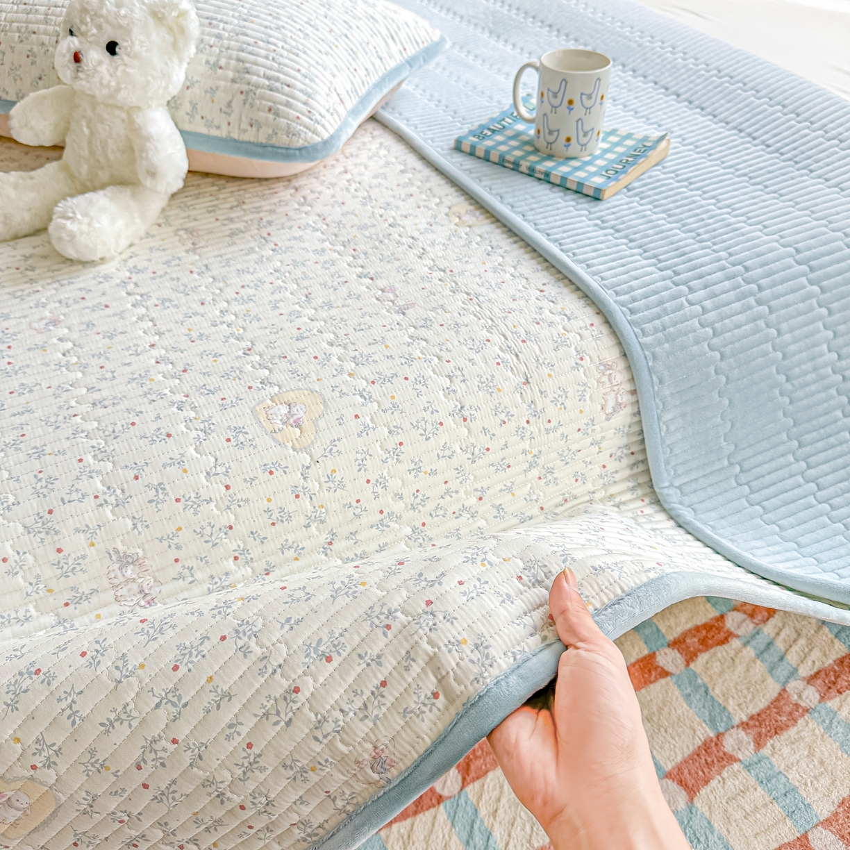 91家纺网 家纺一手货源 找家纺 橘夏家纺 2025新款A全棉B宝宝绒版双面多功能夹棉加厚床盖炕盖三件套学生婴儿床垫盖毯褥子四季通用（含买家秀） 蓝心兔