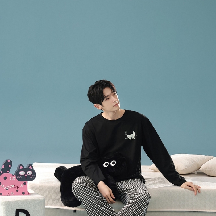 91家纺网 家纺一手货源 找家纺 （总）妍景家居生活馆 2025新款亲肤舒适新疆棉-格子款猫咪圆领套装