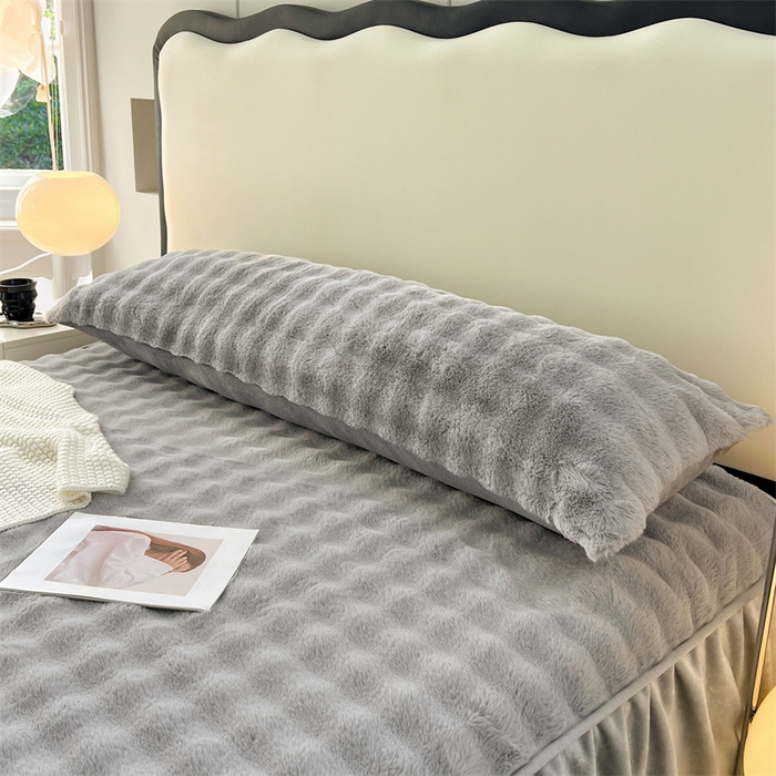 91家纺网 家纺一手货源 找家纺 梦舒羽 2025新款兔毛绒双人枕套牛奶绒加长情侣枕芯套雪花绒枕头套 兔毛绒泡泡-烟雨灰