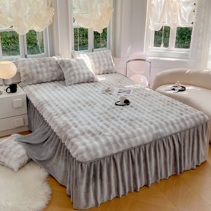 91家纺网 家纺一手货源 找家纺 梦舒羽 2025新款兔毛绒水晶绒床垫保护罩牛奶绒床垫床单罩单件床裙单品床裙 兔毛绒泡泡-梦幻浅灰